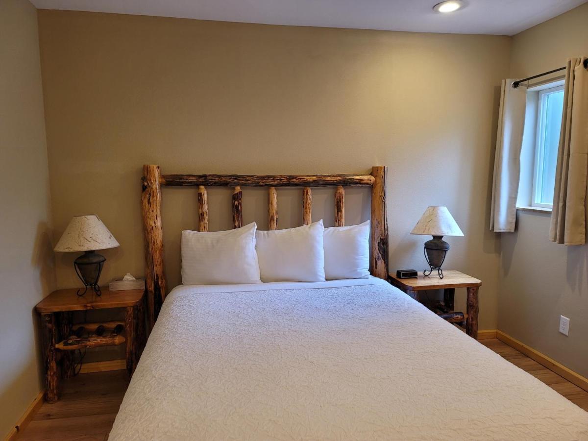 Riverfront Motel & Cabins Thompson Falls ภายนอก รูปภาพ
