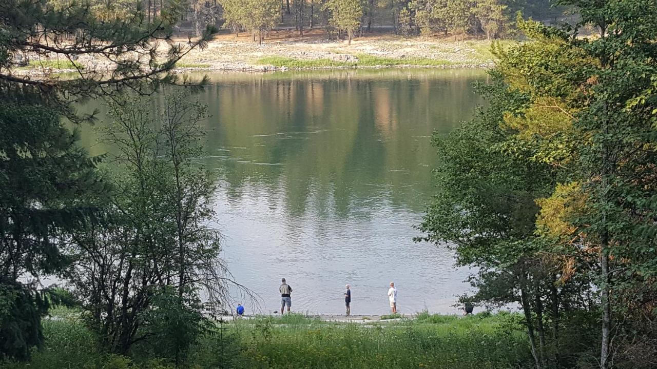 Riverfront Motel & Cabins Thompson Falls ภายนอก รูปภาพ