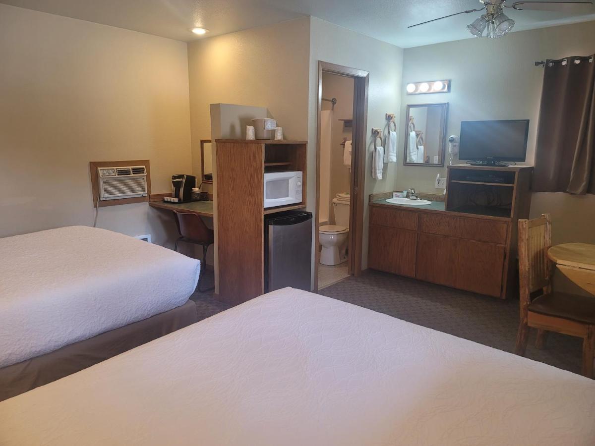 Riverfront Motel & Cabins Thompson Falls ภายนอก รูปภาพ