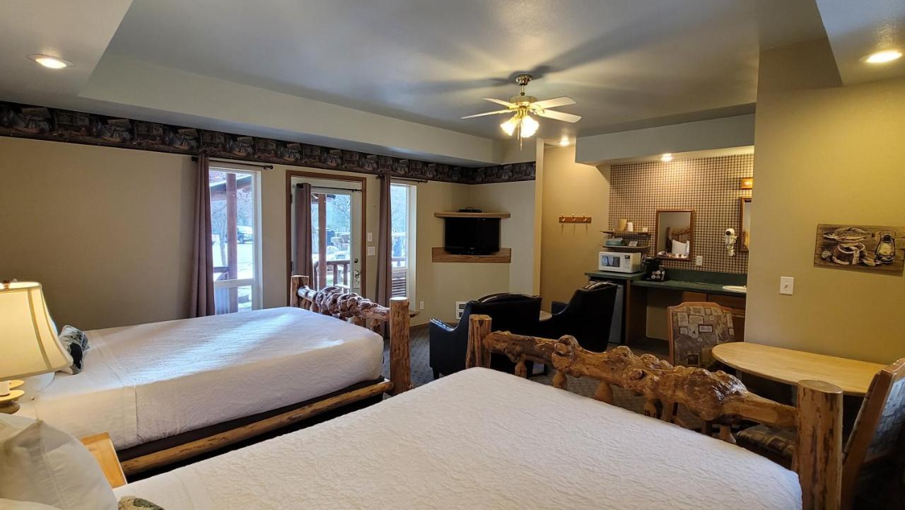 Riverfront Motel & Cabins Thompson Falls ภายนอก รูปภาพ