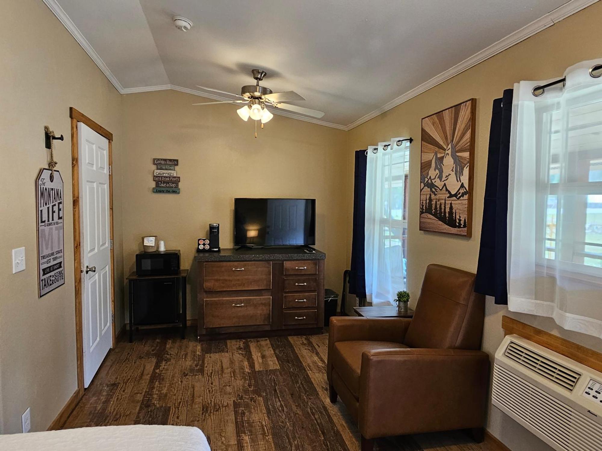 Riverfront Motel & Cabins Thompson Falls ภายนอก รูปภาพ
