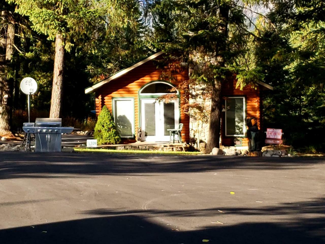 Riverfront Motel & Cabins Thompson Falls ภายนอก รูปภาพ